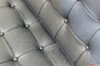 Costuras y botones en el cuero del sillón barcelona
