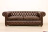 Sofá Chesterfield de cuero marrón oscuro con clavos latonados