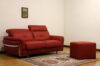 Sofá de piel roja con detalles de acero