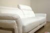 Reposabrazos de cuero blanco con detalle de acero