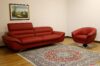 Moderno salón rojo con sillón giratorio