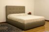 Cama de matrimonio de cuero gris con moderno cabecero cuadrado cosido