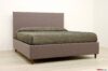 Cama con pies altos de madera