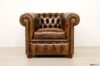 Sillón Chesterfield pequeño con clavos en los reposabrazos