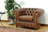 Sillón tapizado Chester con clavos metálicos