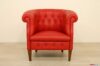 Sillón clásico con patas altas de madera
