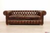 Sofá Chesterfield vintage marrón con clavos