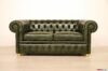 Sofá Chesterfield con patas doradas