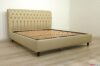 Cama Chesterfield de cuero color topo con pies altos