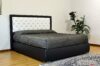 Cama de cuero blanco y negro con swarows