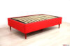 Cama individual roja con pies altos