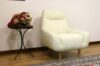 Sillón de cuero con patas de madera