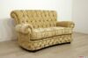 Sofá estilo Chesterfield con respaldo alto en tejido adamascado beige