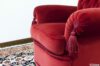 Sillón con reposabrazos y borlas