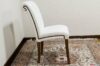 Silla clásica tapizada en piel blanca