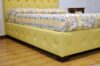 Cama con pies de madera