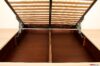 Interior del somier de madera barnizada