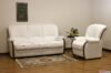 Sofá y sillón de cuero blanco con detalles de madera vista