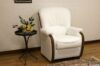 Sillón de cuero blanco con madera vista