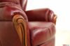 Sillón clásico de cuero con reposabrazos de madera