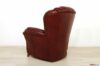 Detrás del sillón clásico de madera y cuero