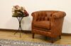 Sillón de piel marrón para habitación de hotel