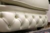 Sillón abotonado de lujo en piel color crema