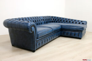 Sofá Chesterfield vintage de cuero azul con península