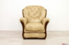 Sillón clásico de cuero beige y nogal