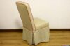 Silla tapizada con faldón de tela beige