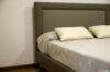 cama con pies altos de acero cromado
