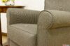 Sillón de lectura clásico con reposabrazos