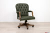 Pequeño sillón de oficina clásico en piel verde y reposabrazos de madera