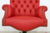 Cómodo asiento tapizado en cuero rojo