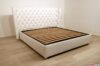 Cama tapizada con cabecero alto de piel sintética blanca