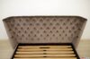 Cama baja japonesa con moderno cabecero capitoné