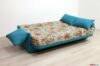 Sofá cama plegable abierto en tejido floral