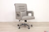 Moderno sillón de oficina giratorio de cuero gris claro y acero