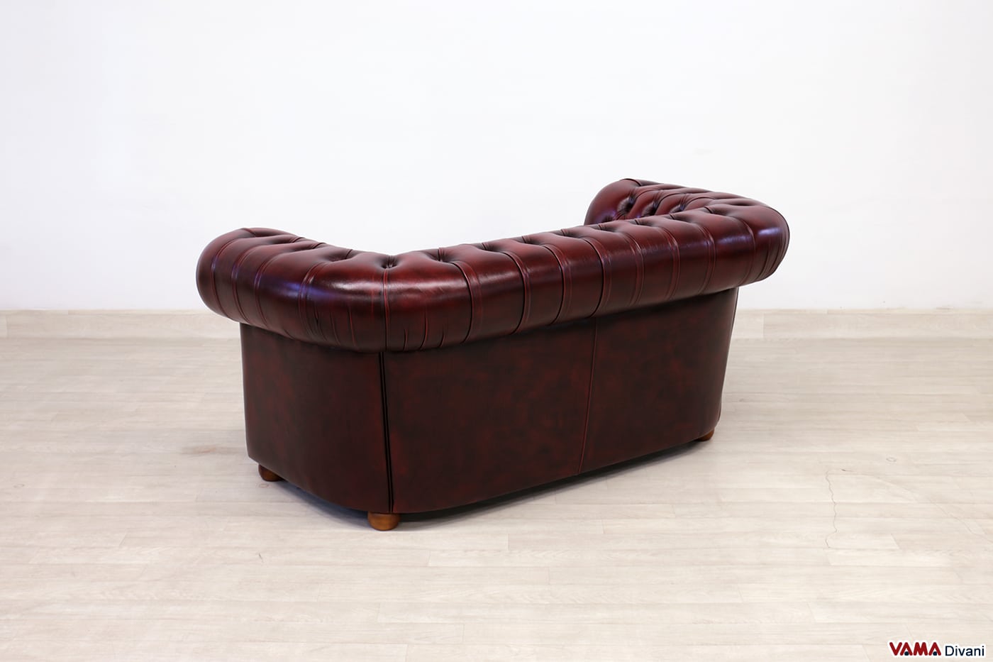 Vista posterior del sofá Chesterfield 2 plazas rojo 165 cm